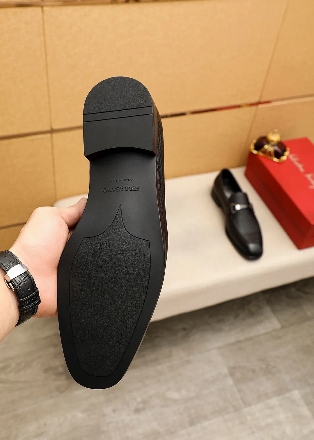 Men's shoes 💰460 💐 Product trademark: Ferragamo "Ferragamo" casual leather shoes Regular size: 38-44 (45.46🉑️customized) Product materials: Selected imported first-layer cross-grain cowhide leather upper + luxury hardware buckle, imported water-dyed cow leather lining. Strong three-dimensional visual effect, original rubber outsole Color: 1⃣️color optional